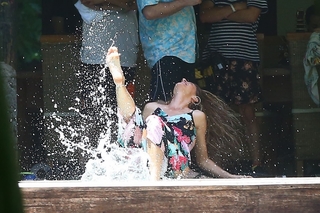 Gisele Bündchen feet photo thumbnail