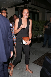 Gal Gadot feet photo thumbnail