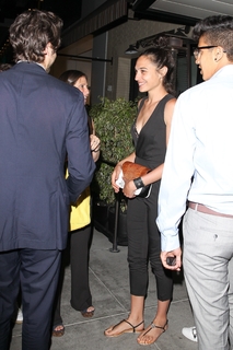 Gal Gadot feet photo thumbnail