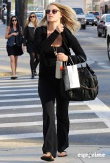 Ali Larter feet photo thumbnail