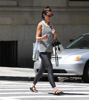 Katie Holmes feet photo thumbnail