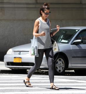Katie Holmes feet photo thumbnail