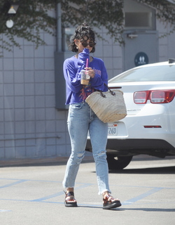 Vanessa Hudgens feet photo thumbnail