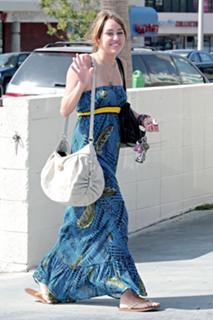 Miley Cyrus feet photo thumbnail