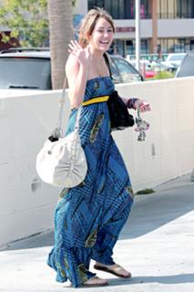 Miley Cyrus feet photo thumbnail