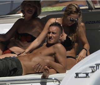 Ilary Blasi feet photo thumbnail