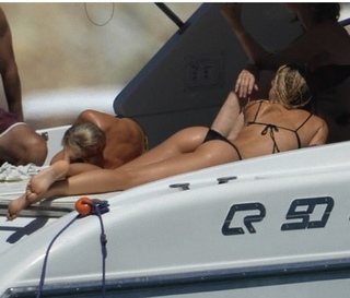 Ilary Blasi feet photo thumbnail