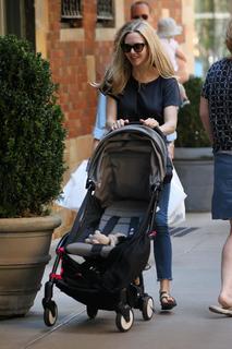 Amanda Seyfried feet photo thumbnail