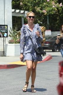 Cat Deeley feet photo thumbnail