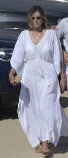 Elizabeth Hurley feet photo thumbnail