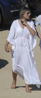 Elizabeth Hurley feet photo thumbnail