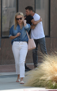 Reese Witherspoon feet photo thumbnail