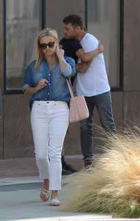 Reese Witherspoon feet photo thumbnail