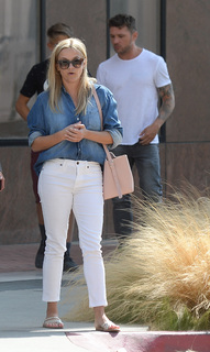 Reese Witherspoon feet photo thumbnail
