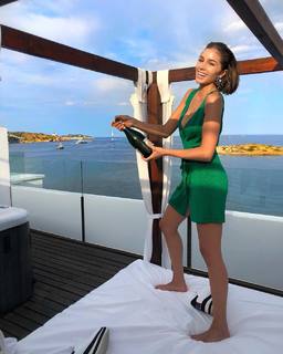 Olivia Culpo feet photo thumbnail