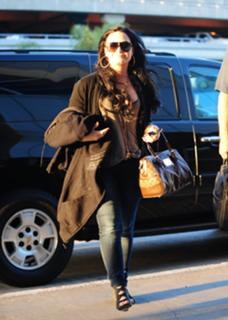Demi Lovato feet photo thumbnail