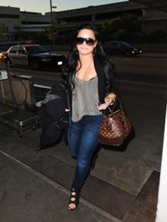 Demi Lovato feet photo thumbnail