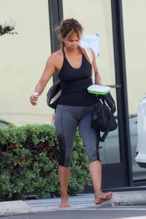 Halle Berry feet photo thumbnail
