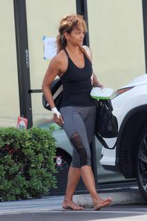 Halle Berry feet photo thumbnail