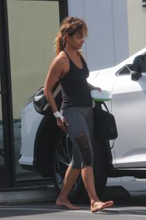 Halle Berry feet photo thumbnail