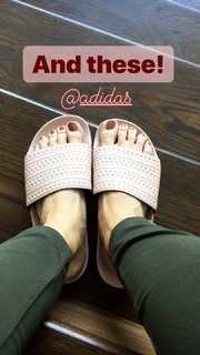 Alison Brie feet photo thumbnail