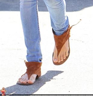 Ashley Tisdale feet photo thumbnail