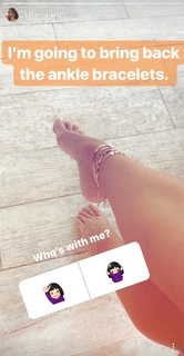 Sarah Hyland feet photo thumbnail