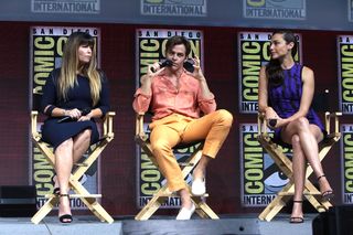 Gal Gadot feet photo thumbnail