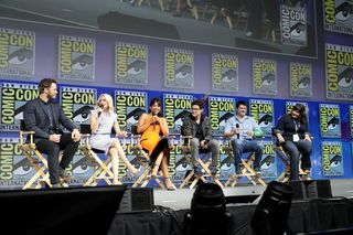 Elizabeth Banks feet photo thumbnail