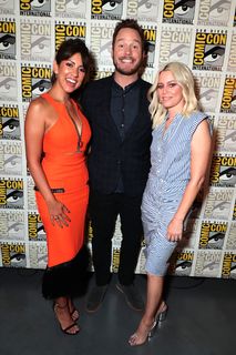Elizabeth Banks feet photo thumbnail