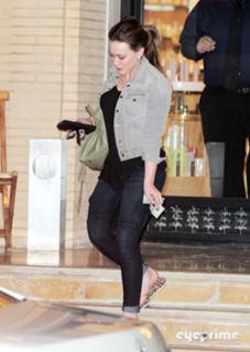 Hilary Duff feet photo thumbnail
