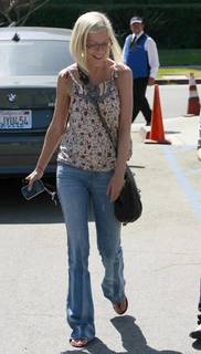 Tori Spelling feet photo thumbnail