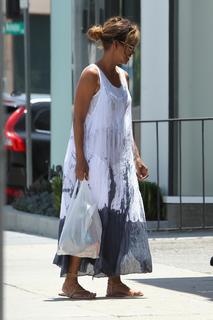 Halle Berry feet photo thumbnail