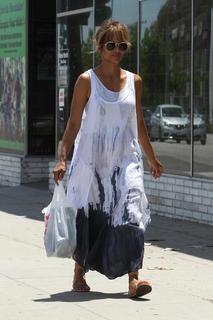 Halle Berry feet photo thumbnail