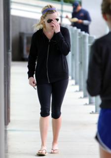 Reese Witherspoon feet photo thumbnail