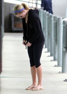 Reese Witherspoon feet photo thumbnail
