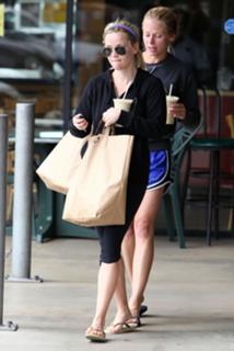 Reese Witherspoon feet photo thumbnail