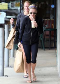 Reese Witherspoon feet photo thumbnail