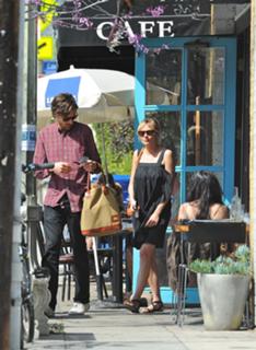 Kirsten Dunst feet photo thumbnail