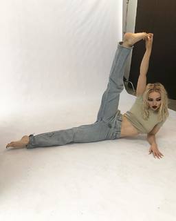Dove Cameron feet photo thumbnail