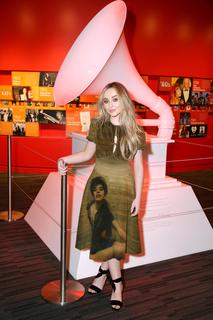 Sabrina Carpenter feet photo thumbnail