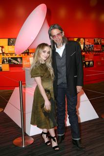 Sabrina Carpenter feet photo thumbnail