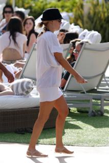 Jenny McCarthy-Wahlberg feet photo thumbnail