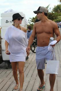 Jenny McCarthy-Wahlberg feet photo thumbnail