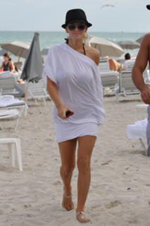 Jenny McCarthy-Wahlberg feet photo thumbnail