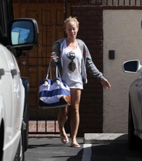 Kendra Wilkinson feet photo thumbnail