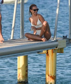 Kimberley Garner feet photo thumbnail