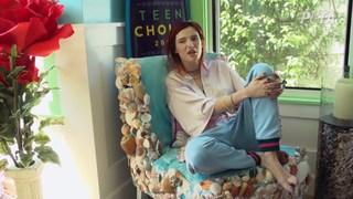 Bella Thorne feet photo thumbnail