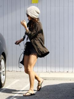 Vanessa Hudgens feet photo thumbnail