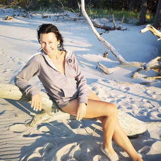 Anna Popek feet photo thumbnail
